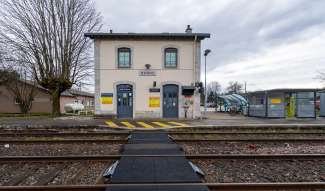 Gare de Saone dans le Doubs (petit batiment, 2 voies)