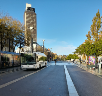 rue centre ville avec bus et tramway
