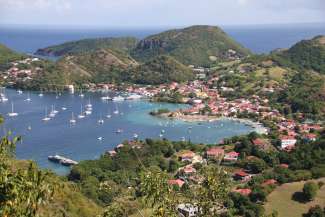 Iles Saintes en Guadeloupe, vue du littoral avec des habitations