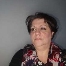 portrait d'une femme brune cheveux courts