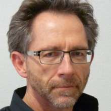 Homme cheveux grisonnant portant des lunettes