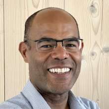 portrait d'un homme portant des lunettes