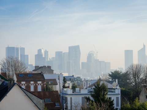 Vue d'une ville avec un nuage de pollution atmosphérique