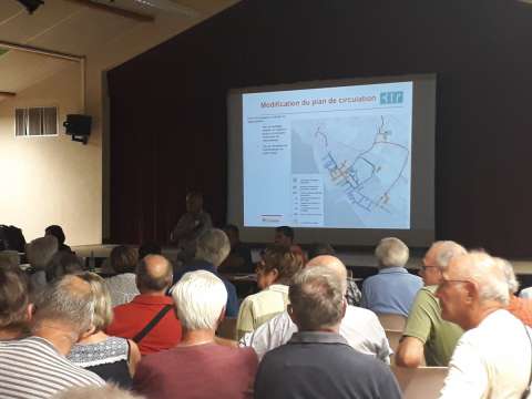 Réunion publique organisée par la municipalité de La Bernerie-en-Retz pour présenter le projet d'apaisement des vitesses et de réoganisation du stationnement.