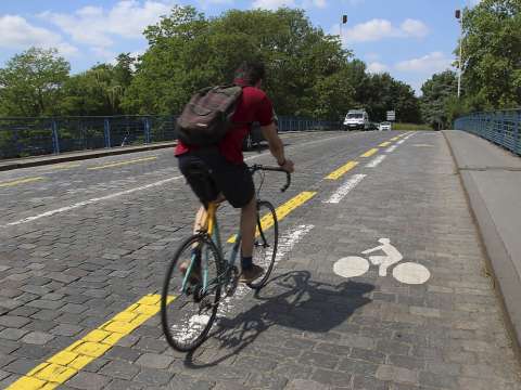 Cycliste sur une piste sur un pont