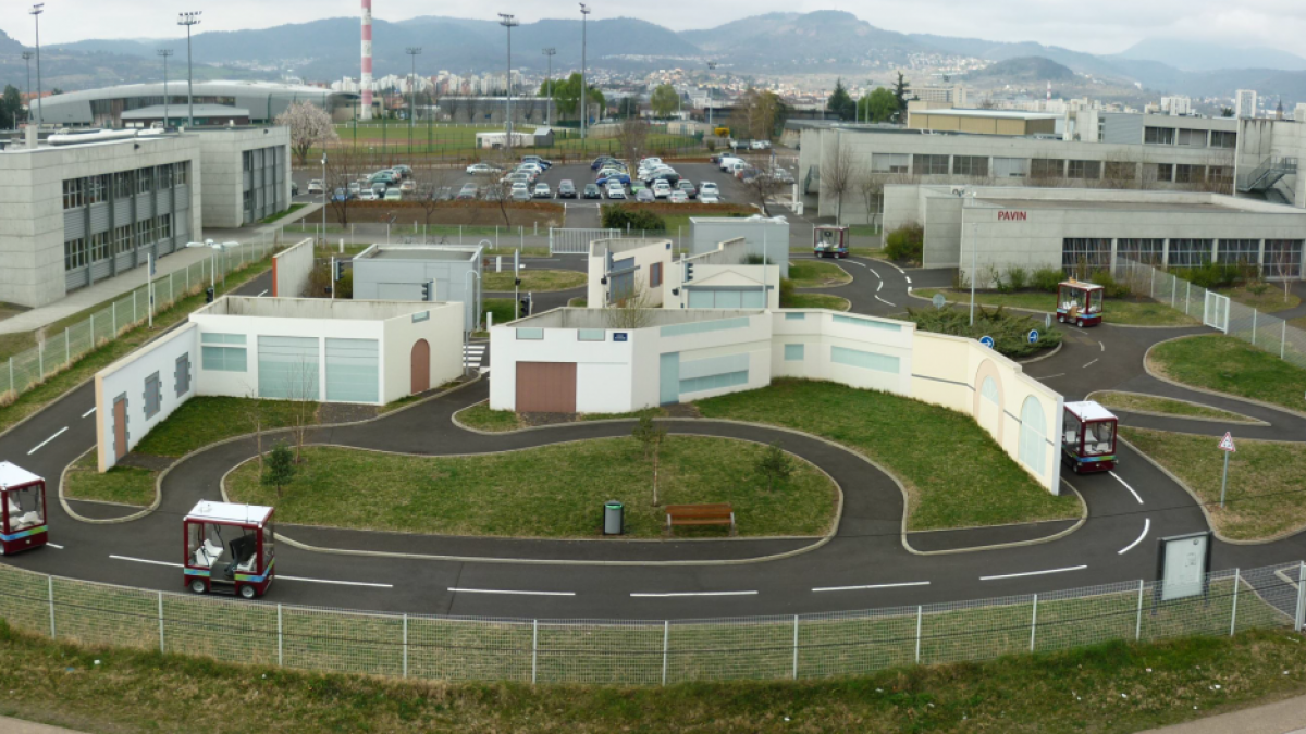  Plateforme Auvergne pour Véhicules Intelligents (PAVIN) à Clermont-Ferrand : 5 000 m2, 320 m de voies, feux tricolores, giratoire, passages piétons, ...