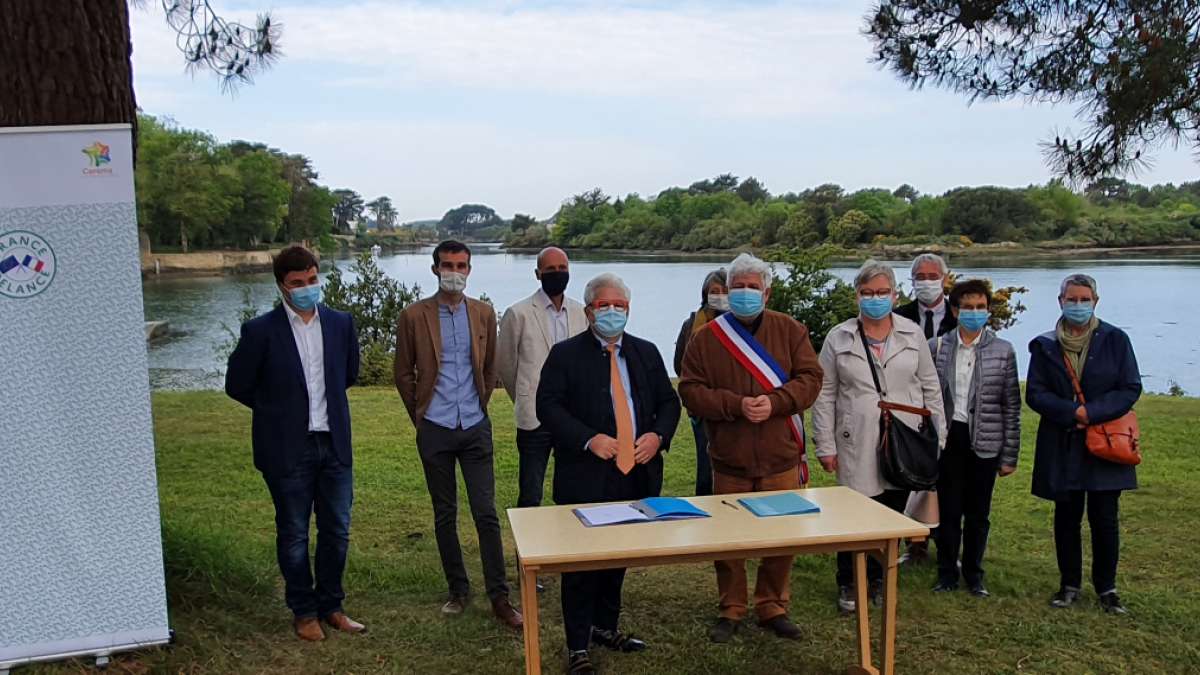 Signature de la convention entre les représentants de la commune d'Etel et le Cerema en présence de la Fédération Française de randonnée et l'équipe du projet France vue sur mer