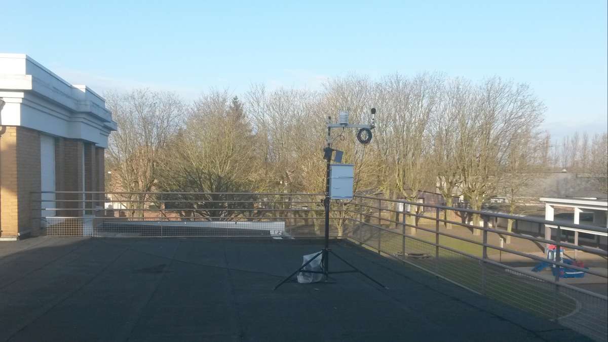 Appareils de mesure sur le toit d'un établissement scolaire