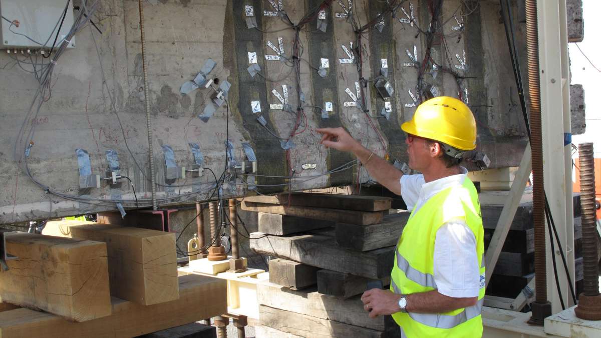 Rupture d'une poutre de pont en béton précontraint