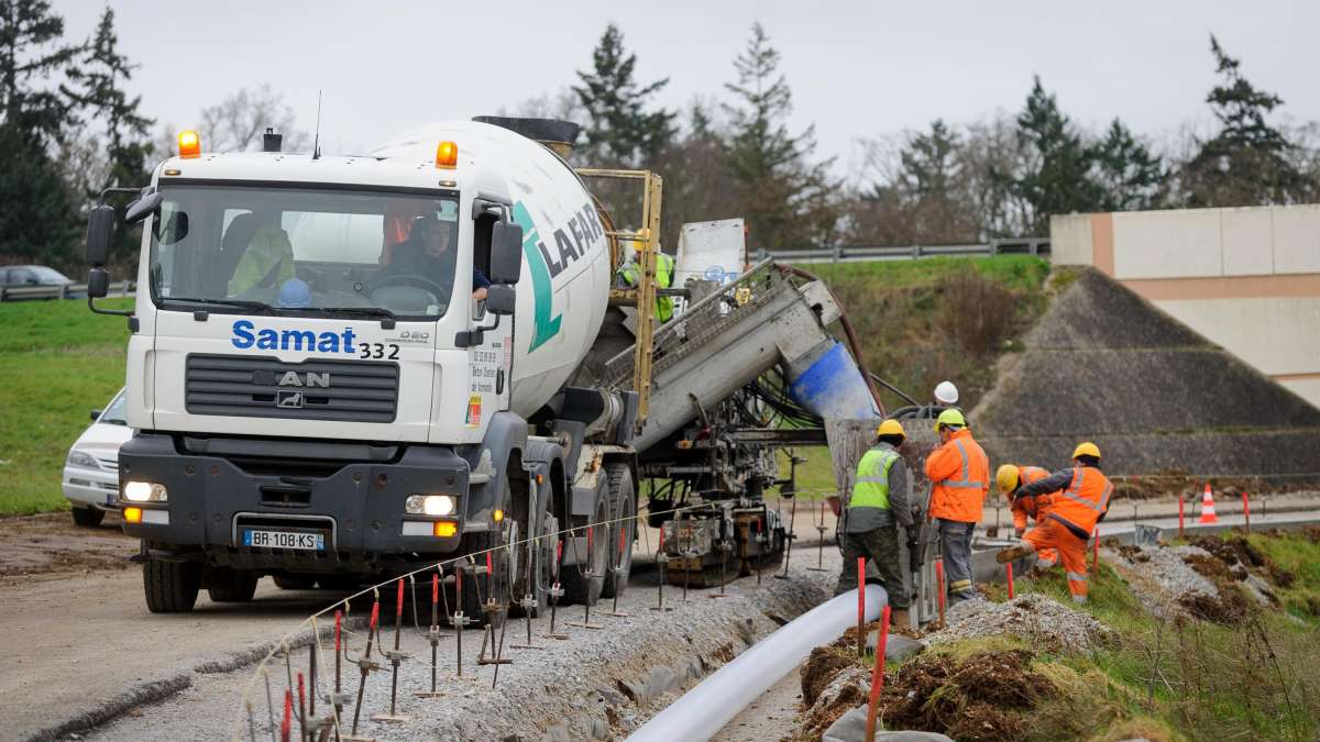 Agents de la DIR en activité sur chantier de construction d'un système d'échange entre 2 voies