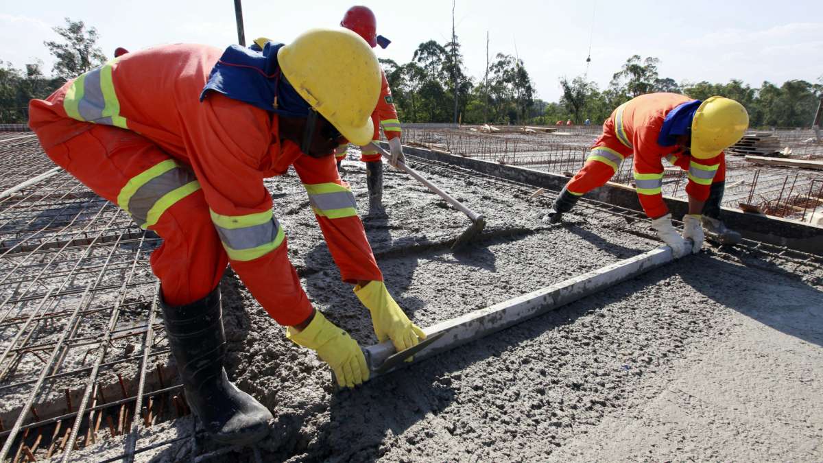 Ouvriers sur le chantier d'une route
