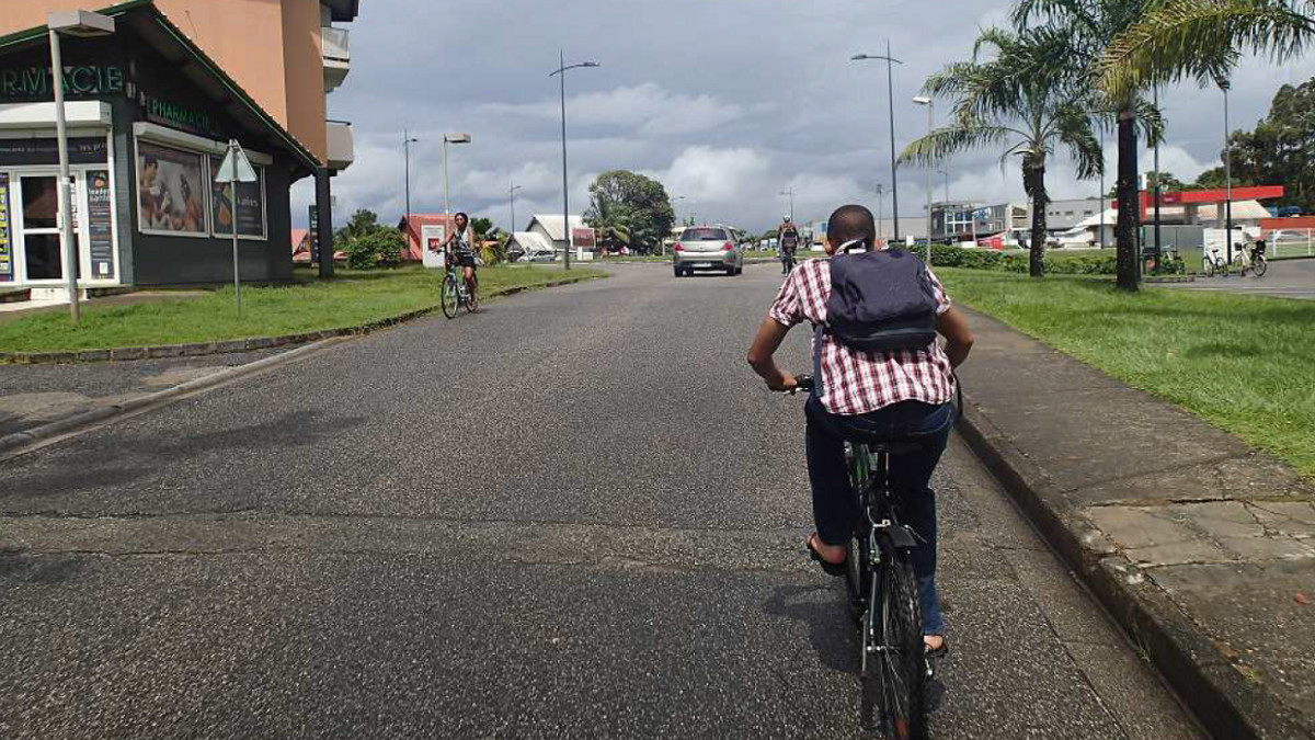 Cyclistes sur une route en Guyane 