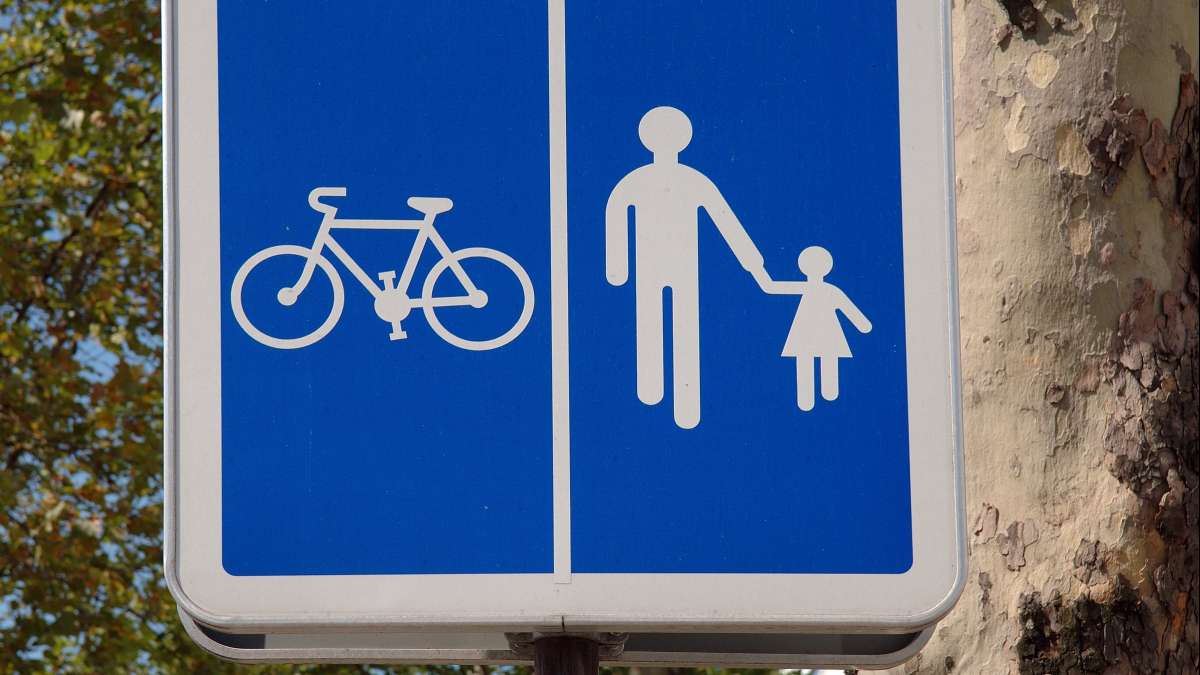 Panneau de voies réservée aux vélos et aux piétons 