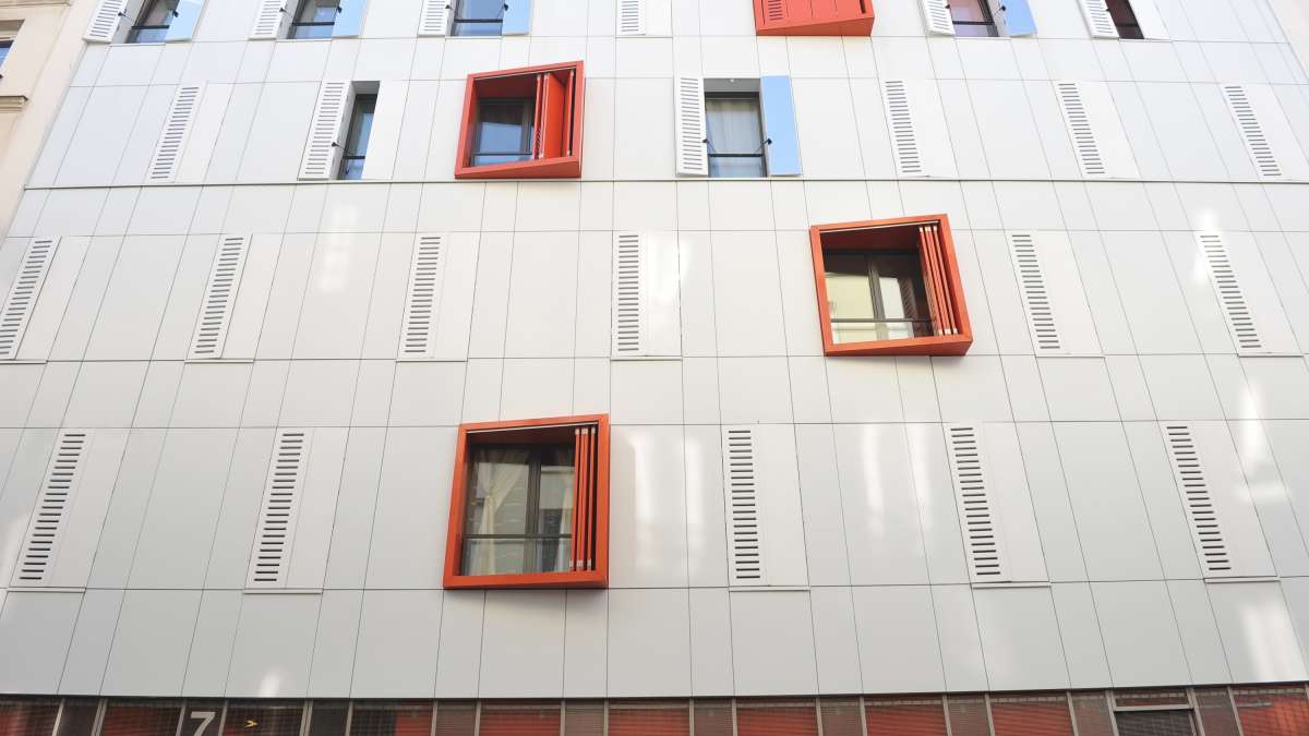 Façade sur rue d'un immeuble de logements collectifs à énergie positive 