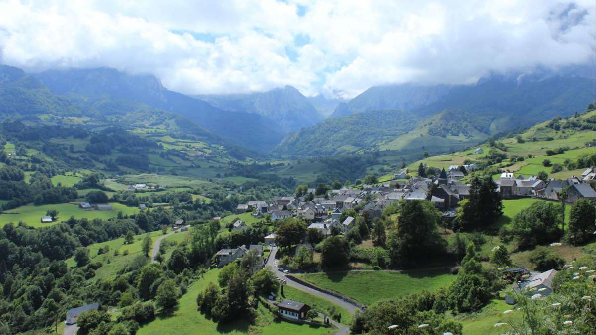 Paysage de vallée verdoyante du Parc National des Pyrénées