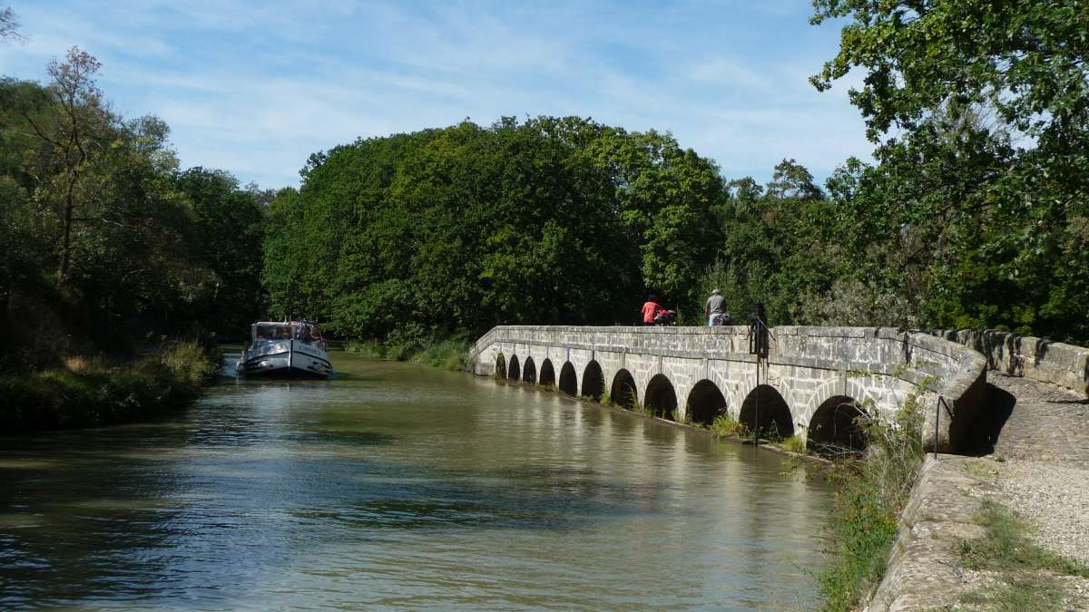 Aqueduc sur le canal du midi près de Narbonne