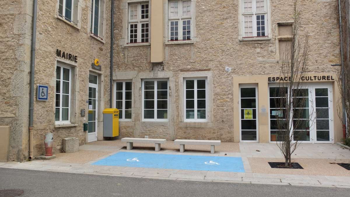 Entrée de la mairie de Villebois