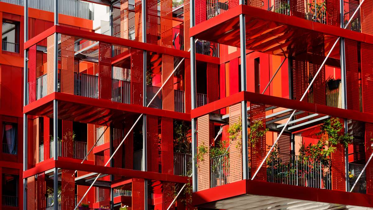 Eco Quartier à Montpellier: gros plan sur une façade rouge d'immeube