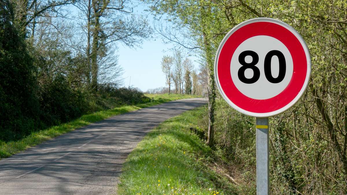 Vitesse limitée à 80 km/ h : panneau de limitation
