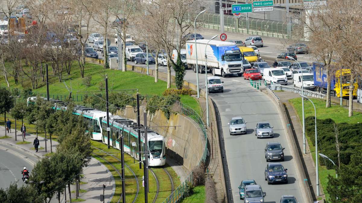 Circulation automobile sur le Boulevard périphérique parisien