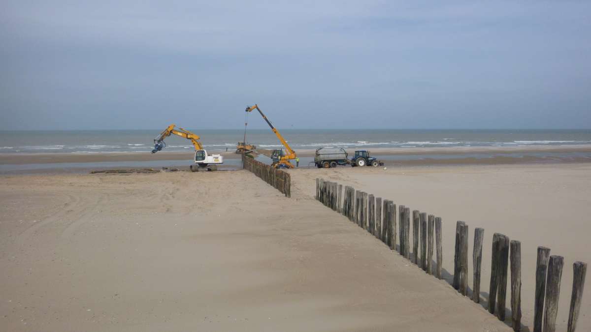 Implantation d'épis en bois sur une plage du Pas-de-Calais pour briser les vagues