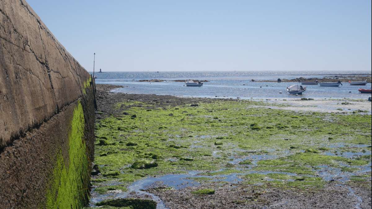 Jetée en maçonnerie en bord de mer