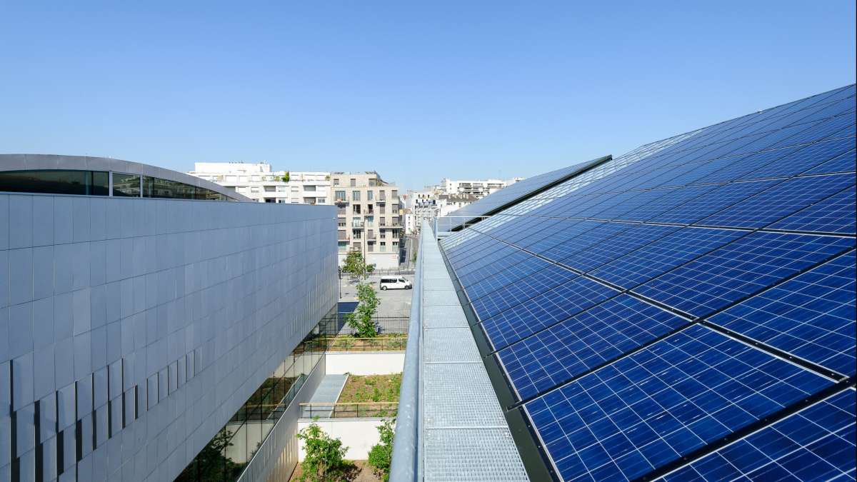 Panneaux solaires photovoltaïques installés sur le toit de l'auberge de jeunesse de la Halle Pajol