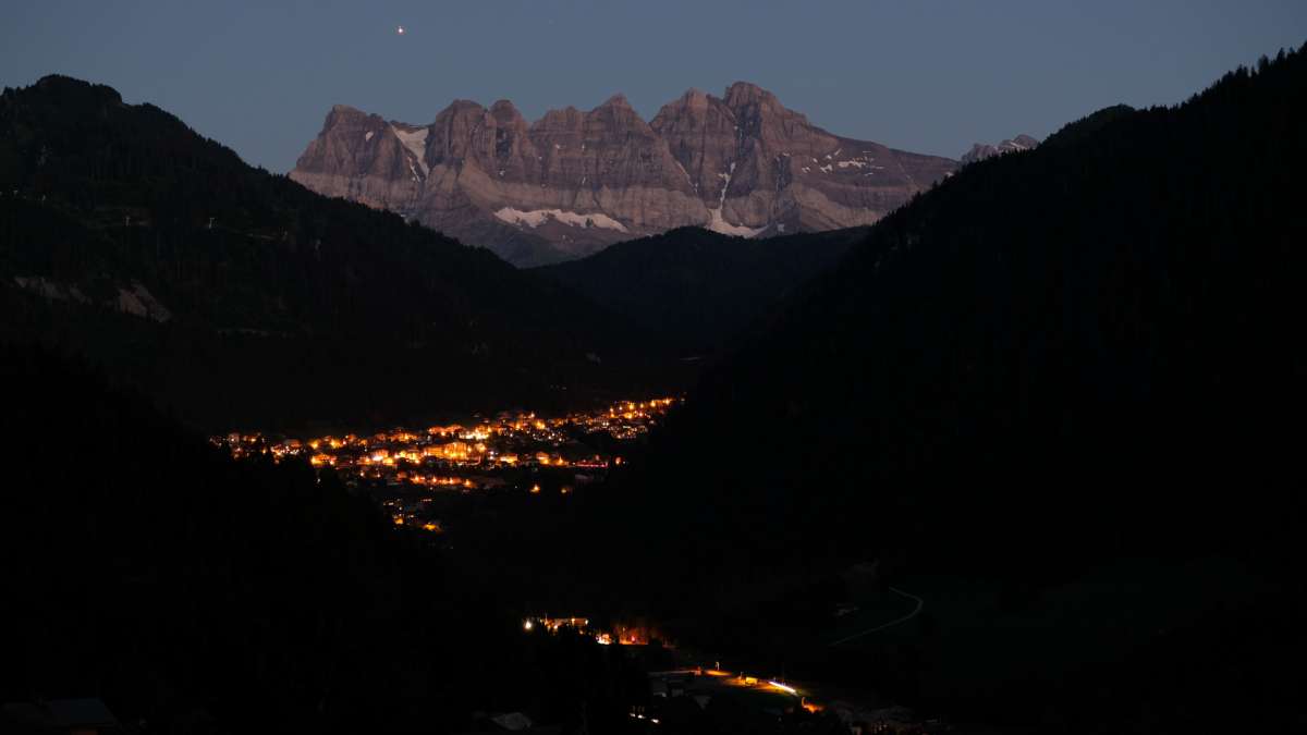 Paysage nocturne d'un village de montagne éclairé