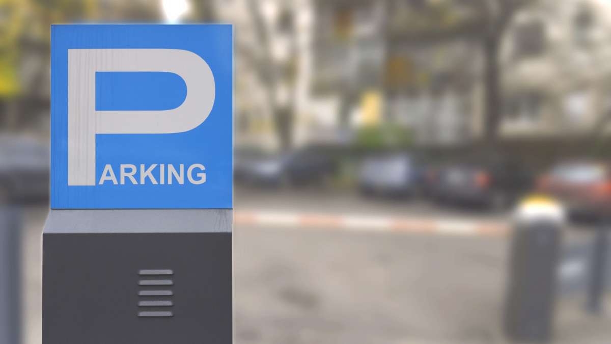 vue d'une entrée de parking payant avec une barrière