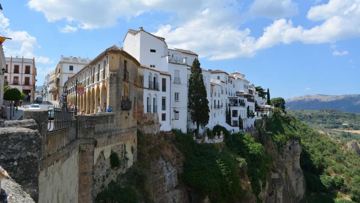 Village perché sur un bloc rocheux en Italie