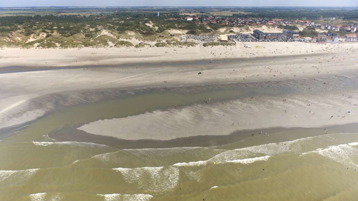 Vue aérienne d'une plage de sable de la côte d'Opale, avec des dunes et des bancs de sable