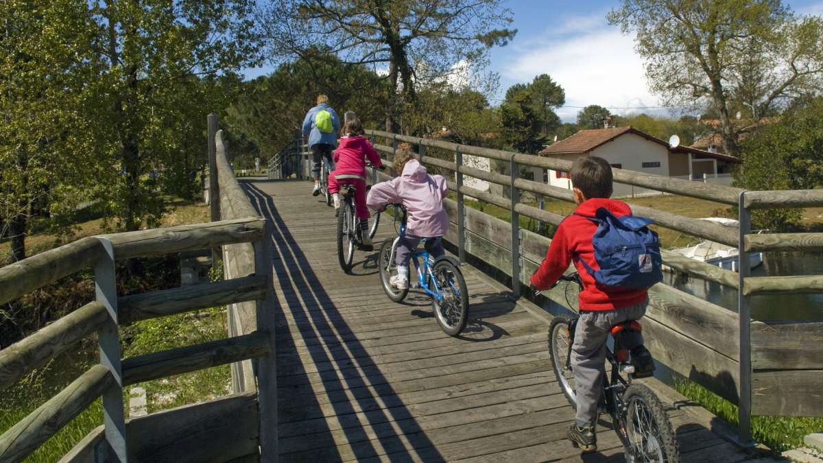 Cyclistes traversant un pont en bois