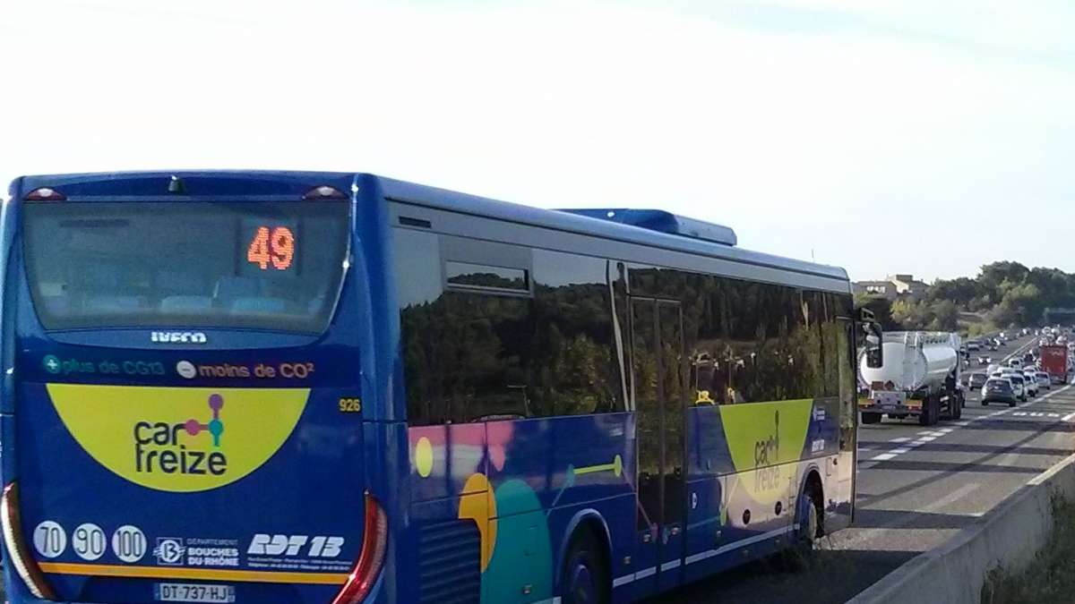 Voies de bus sur autoroute A51 - Plan de Campagne 