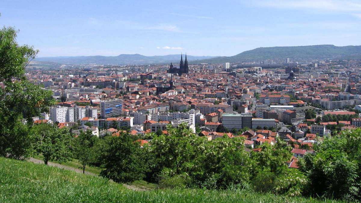Vue de Clermont-Ferrand depuis une colline