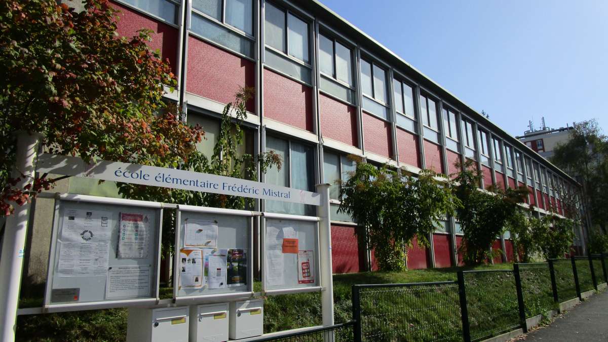 L'école primaire Frédéric Mistral dans le quartier de La Bergeonnerie à Tours.