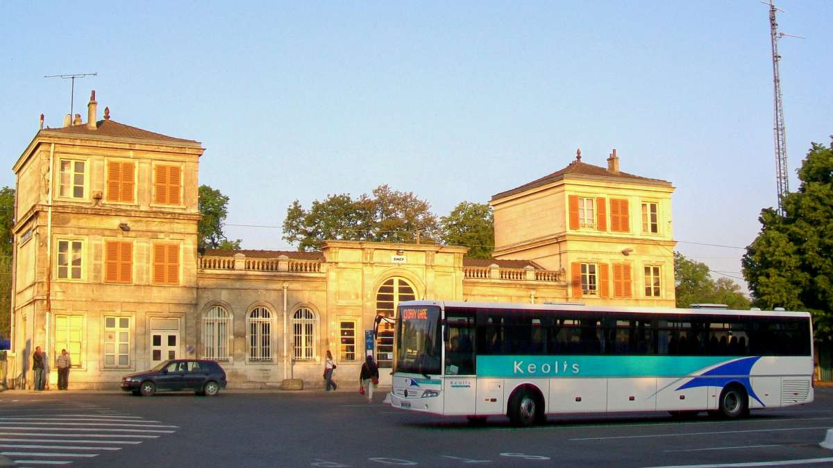Gare TER et autocar de la gare d'orry-la-Ville