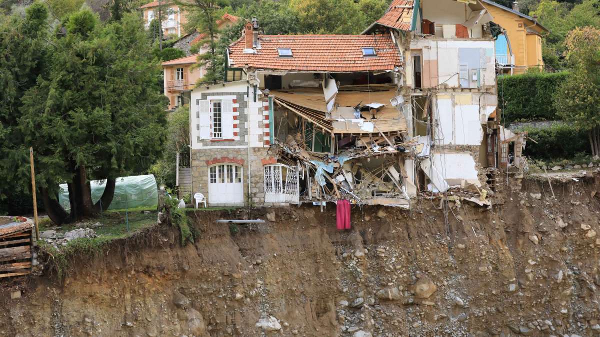 Inondations d'octobre 2020 dans els Alpes Maritimes . maison en bord de rivière presque effondrée