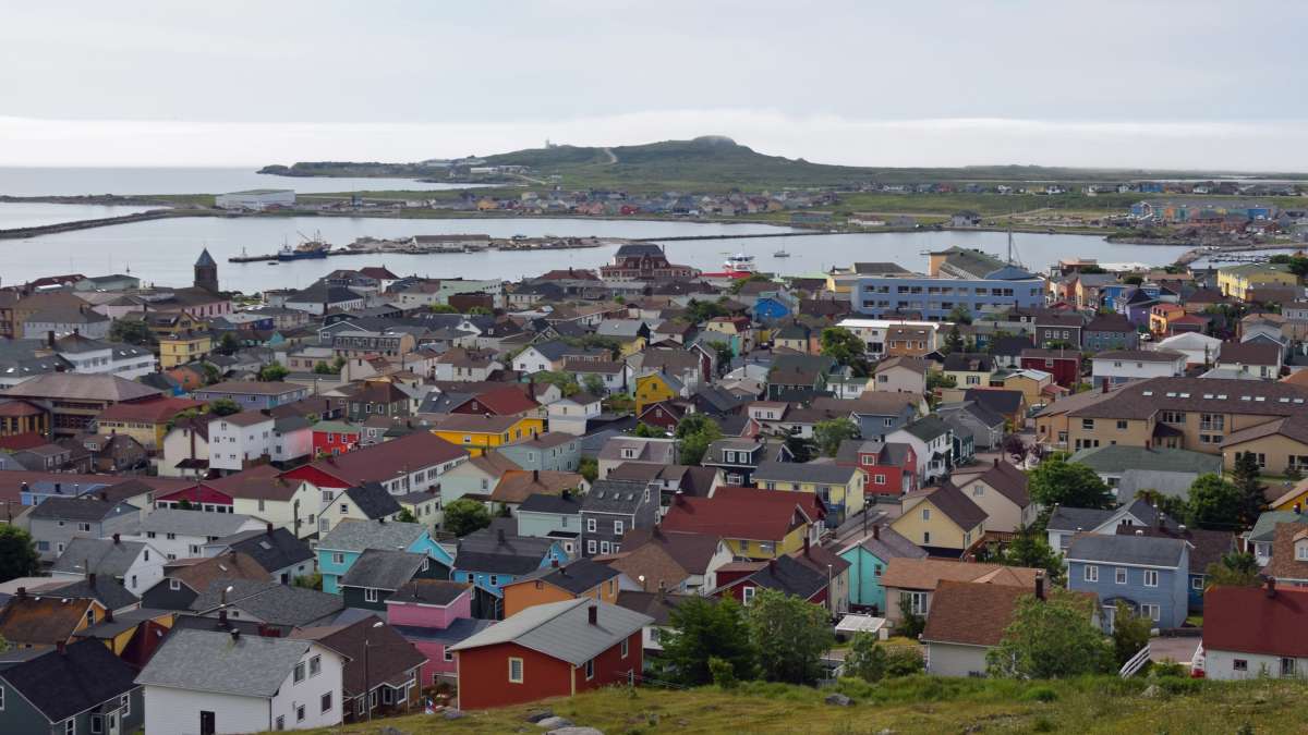 Vue d'une ville côtière à Saint Pierre et Miquelon