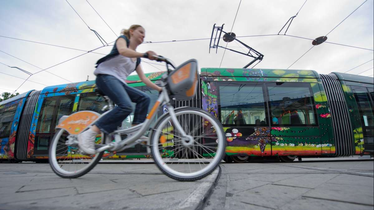 Cycliste devant un tram 