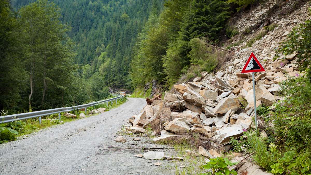 chute de blocs rocheux sur une route