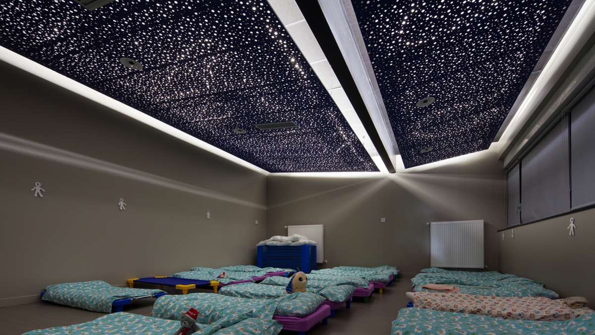 Salle de sieste en maternelle avec éclairge zénithal apaisant