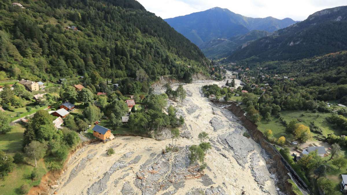 Vue du lit boueux d'un cours d'eau dans la vallée de la Roya suite aux intempéries d'octobre 2020 dans les Alpes-Maritimes