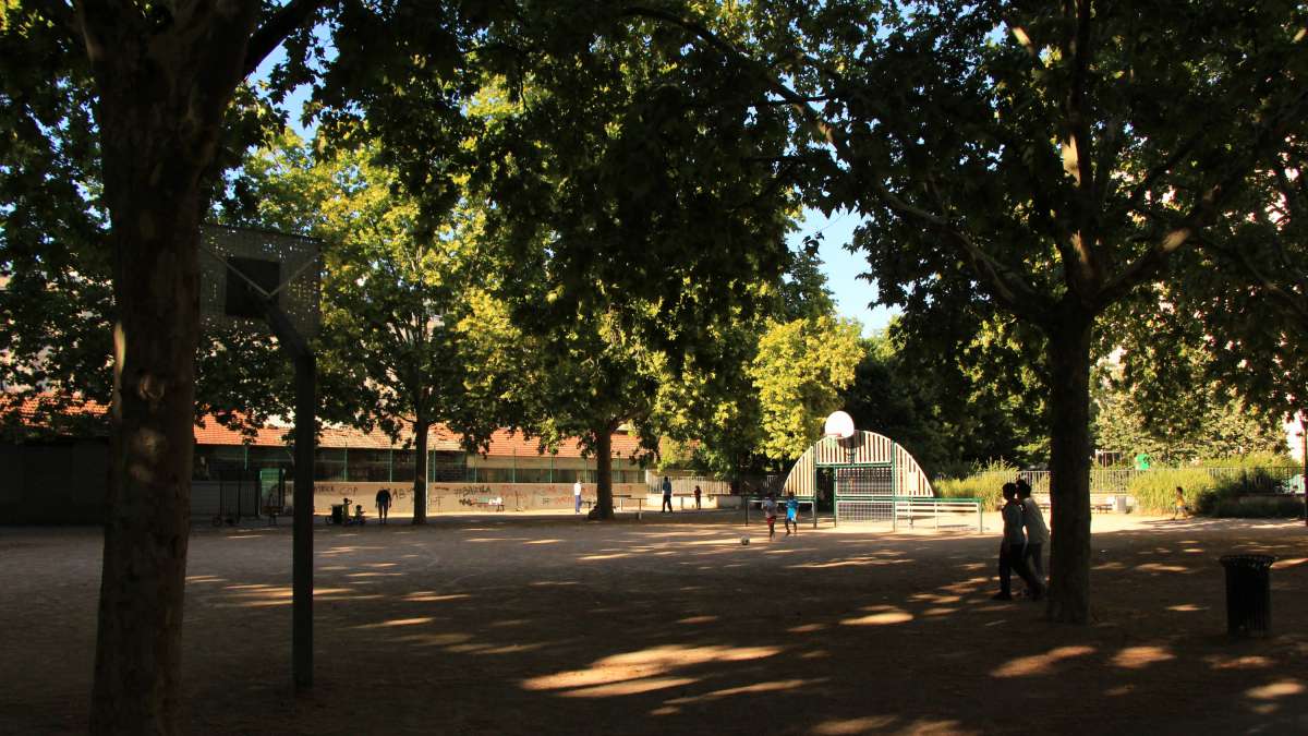 Parc à Lyon avec de grands arbres, en été avec des enfants qui jouent