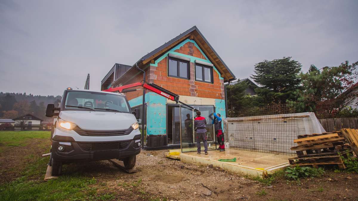Vue d'un camion d'artisan devant une maison en construction