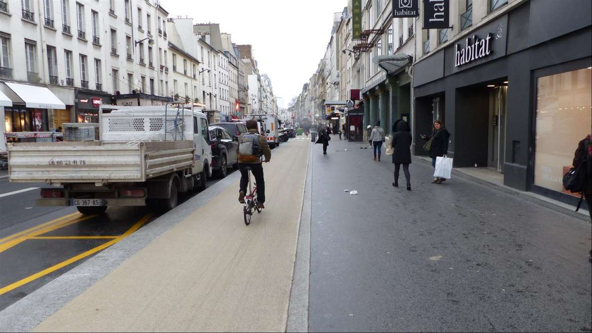 Faubourg saint antoine piste cyclable en ville en bord de trottoir