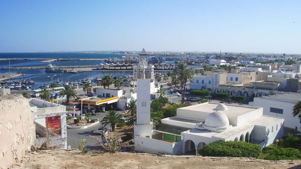 Vue du port de la ville de Mahdia en Tunisie, avec la mosquée en 1er plan