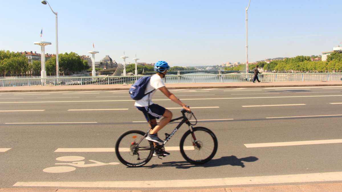 Cycliste sur un pont à Lyon