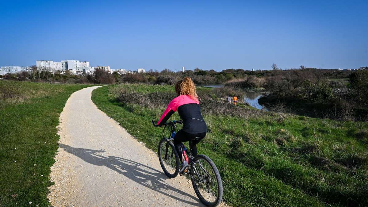 Piste cyclable près de La Rochelle, dans une zone non urbanisée