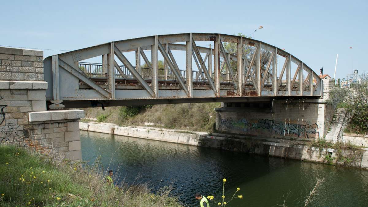 Vue du pont endommagé, métallique, passant au-dessus d'un cours d'eau