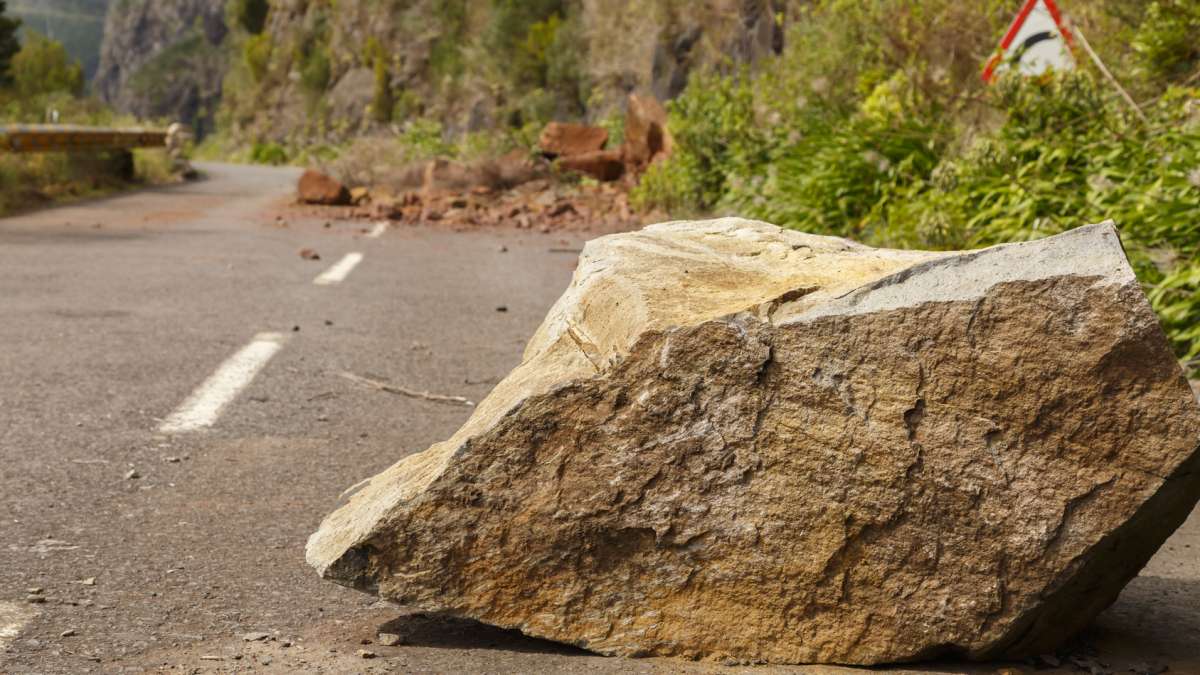 Gros bloc de pierre sur une route